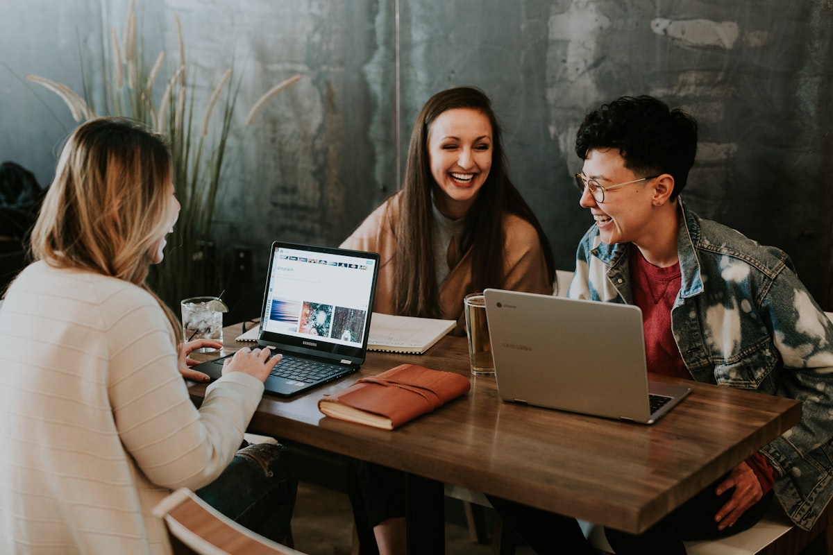 Estudantes colaborando em projetos de inovacao e tecnologia